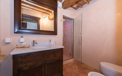 Il Podere: Loodgieterswerkinrichting, Muur, Flooring, Badkamer, Interieur Ontwerp, Wastafel In De Badkamer, Hout, Verdieping, Wastafel, Kraan