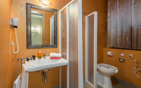 Villa Bastiano: Interieur Ontwerp, Verdieping, Flooring, Kamer, Loodgieterswerkinrichting, Plafond, Loodgieter, Oranje, Linens, Wastafel