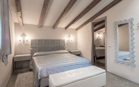 Villa Bastiano: Bed, Meubilair, Slaapkamer, Interieur Ontwerp, Bedding, Laken, Verdieping, Flooring, Plafond, Linens