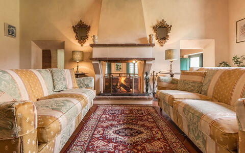 Villa Il Castagno: Meubilair, Muur, Interieur Ontwerp, Bankstel, Flooring, Woonkamer, Verdieping, Kamer, Verlichting, Huis