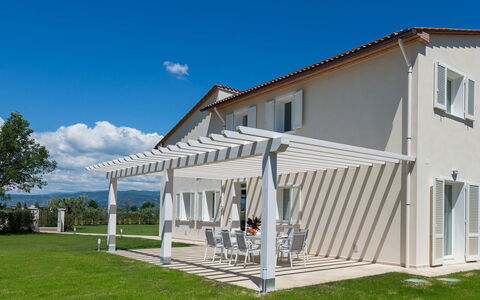 Villa Monsummano: Veranda, Dak, Samengesteld Materiaal, Huis, Luifel, Schaduw, Outdoor Structuur, Pergola, Buitenmeubels, Patio