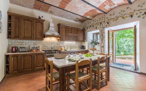 Villa Monterchi: Meubilair, Interieur Ontwerp, Flooring, Hout, Plafond, Verdieping, Keuken, Countertop, Eetkamer, Keuken En Eettafel