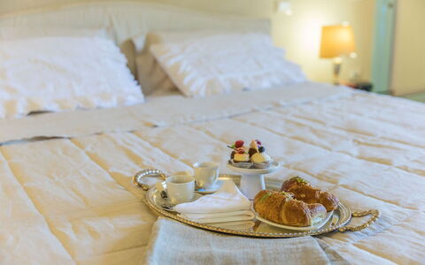 Villa Monterchi: Meubilair, Linens, Slaapkamer, Interieur Ontwerp, Bed, Bedding, Textiel, Kamer, Laken, Verlichting