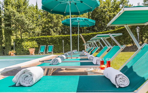 Villa Panorama: Buitenmeubels, Zwembad, Toevlucht, Ligstoel, Vrije Tijd, Paraplu, Stoel, Eco Hotel, Hotel, Buitentafel