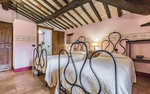 Villa Panorama: Hotel, Bed Frame, Bed, Slaapkamer, Villa, Bedding, Lamp