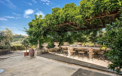 Villa la Brezza: Tuin, Bloempot, Schaduw, Flagstone, Outdoor Structuur, Kamerplant