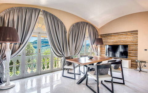 Villa la Brezza: Meubilair, Interieur Ontwerp, Bankstel, Flooring, Verdieping, Verlichting, Woonkamer, Tafel, Plafond, Huis