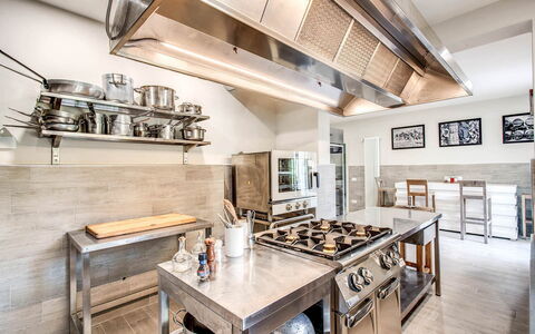 Villa la Brezza: Keuken, Toestel Van De Keuken, Countertop, Interieur Ontwerp, Flooring, Major Appliance, Hout, Huishoudapparatuur, Plafond, Meubilair