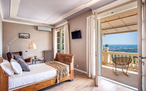 Villa la Brezza: Meubilair, Interieur Ontwerp, Hout, Slaapkamer, Bed, Verdieping, Flooring, Appartement, Huis, Kamer