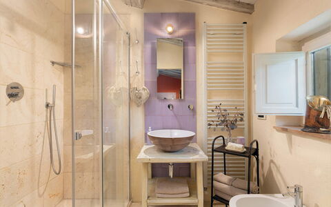 Villa la Foresta: Interieur Ontwerp, Flooring, Verdieping, Loodgieterswerkinrichting, Badkamer, Meubilair, Hout, Verlichting, Kamer, Plafond