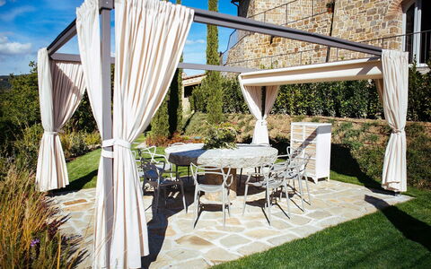 Villa Torre del Chianti: Meubilair, Buitenmeubels, Stoel, Tafel, Schaduw, Tuin, Prieel, Patio, Buitentafel, Outdoor Structuur