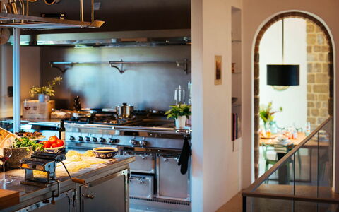 Villa Torre del Chianti: Keuken, Interieur Ontwerp, Countertop, Toestel Van De Keuken, Verlichting, Meubilair, Plafond, Lichte Inrichting, Fornuis, Cabinetry