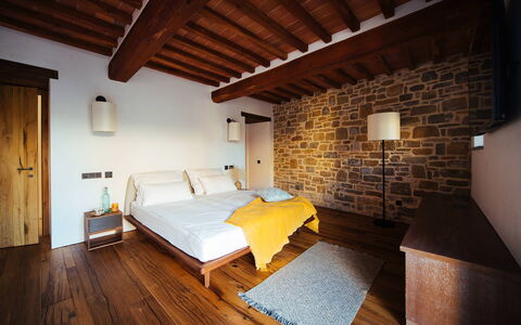 Villa Torre del Chianti: Muur, Interieur Ontwerp, Flooring, Meubilair, Hout, Slaapkamer, Verdieping, Bed, Plafond, Houten Vloer