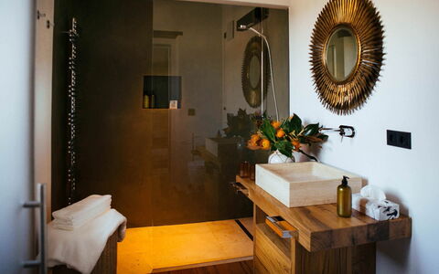 Villa Torre del Chianti: Interieur Ontwerp, Wastafel In De Badkamer, Hout, Loodgieterswerkinrichting, Badkamer, Flooring, Verlichting, Kraan, Verdieping, Loodgieter