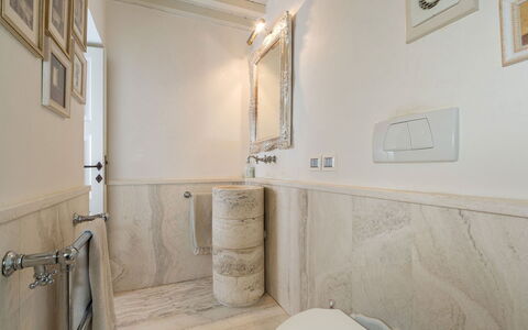 Villa Chianti: Flooring, Loodgieterswerkinrichting, Verdieping, Interieur Ontwerp, Kraan, Loodgieter, Tegel, Badkamer, Wastafel, Marmeren