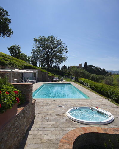 Villa Chianti: Zwembad, Landschap, Tuin, Landscaping, Landgoed, Waterpartij, Backyard, Werf, Flagstone, Hacienda