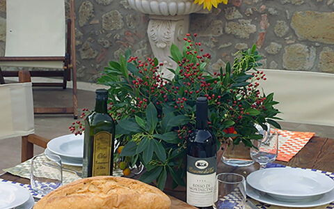 Villa Montichiello: Meubilair, Tafel, Tableware, Tafelkleed, Fruit, Voedsel, Stoel, Serveware, Buitenmeubels, Buitentafel