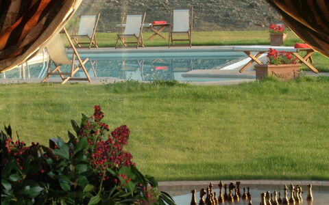 Villa Montichiello: Schaduw, Gazon, Tuin, Gordijn, Werf, Eco Hotel, Ontwerp, Backyard, Stoel, Kamerplant