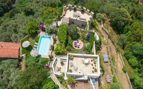 La Rocca di Monteggiori: Vegetation, Landschap, Struik, Plantengemeenschap, Landelijk Gebied, Tuin, Groundcover, Vogelperspectief, Landgoed, Landscaping