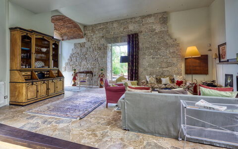 La Rocca di Monteggiori: Meubilair, Muur, Flooring, Interieur Ontwerp, Verdieping, Plafond, Bankstel, Woonkamer, Kamer, Stoel