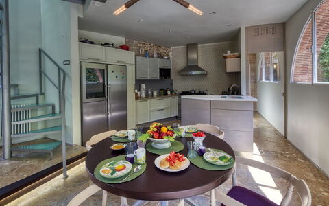 La Rocca di Monteggiori: Interieur Ontwerp, Meubilair, Keuken, Flooring, Plafond, Countertop, Verlichting, Stoel, Lichte Inrichting, Verdieping