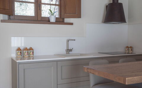 Villa Ripa: Interieur Ontwerp, Hout, Countertop, Keuken, Cabinetry, Flooring, Meubilair, Wastafel, Kraan, Verdieping
