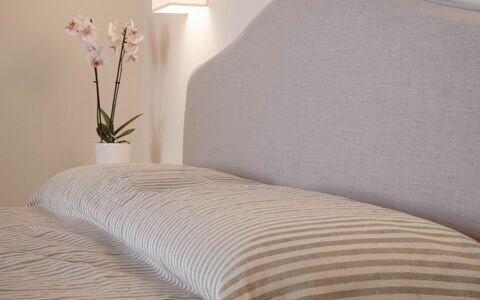 Villa Ripa: Bed, Meubilair, Slaapkamer, Bedding, Laken, Linens, Hout, Interieur Ontwerp, Textiel, Bed Frame