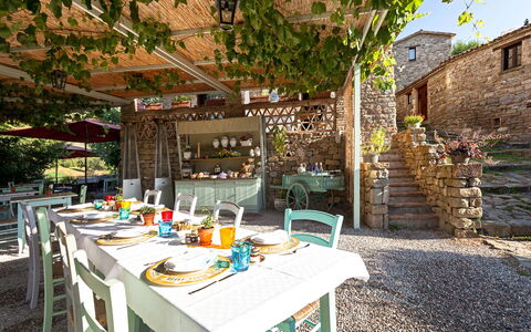 Borgo di San Biagio: Meubilair, Tafel, Stoel, Keuken En Eettafel, Buitentafel, Buitenmeubels, Restaurant, Eetkamer, Tuin, Tafelkleed