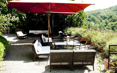 Borgo di San Biagio: Meubilair, Paraplu, Buitenmeubels, Stoel, Tafel, Buitentafel, Schaduw, Tuin, De Lente