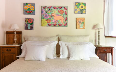 Borgo di San Biagio: Interieur Ontwerp, Meubilair, Muur, Slaapkamer, Bed, Bedding, Geel, Kussen, Linens, Laken