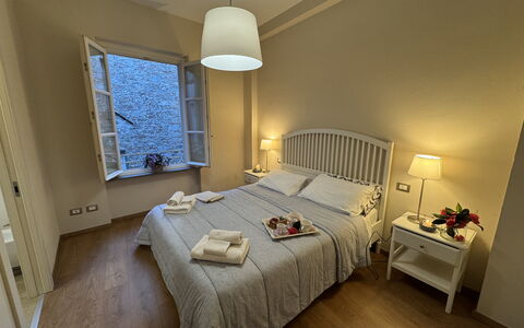 Casa Anna 13: Slaapkamer, Meubilair, Bed, Laken, Verdieping, Bedding, Bed Frame, Plafond, Interieur Ontwerp, Kamer