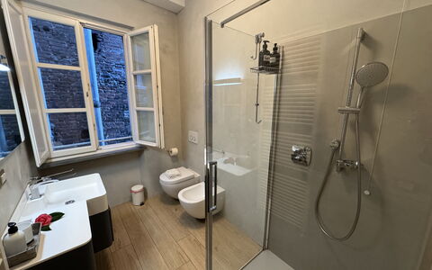 Casa Anna 13: Badkamer, Loodgieterswerkinrichting, Flooring, Verdieping, Interieur Ontwerp, Bad, Loodgieter, Kraan, Toilet, Wastafel