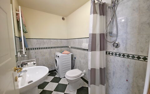 Appartamento Botrici: Wc Bril, Toilet, Loodgieterswerkinrichting, Flooring, Badkamer, Verdieping, Interieur Ontwerp, Loodgieter, Wastafel, Tegel