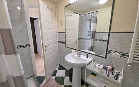 Appartamento Botrici: Flooring, Verdieping, Interieur Ontwerp, Kamer, Loodgieterswerkinrichting, Loodgieter, Toilet, Tegel, Appartement