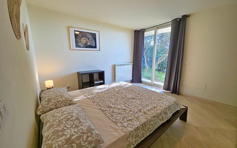 Appartamento Botrici: Bed, Interieur Ontwerp, Slaapkamer, Verdieping, Flooring, Meubilair, Muur, Laken, Bedding, Hout