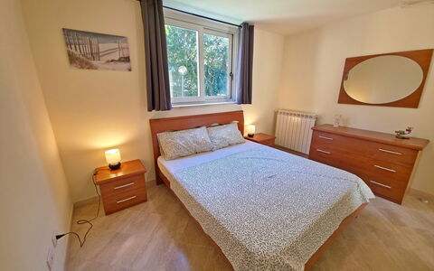 Appartamento Botrici: Bed, Slaapkamer, Meubilair, Hout, Laken, Bedding, Flooring, Verdieping, Interieur Ontwerp, Kamer