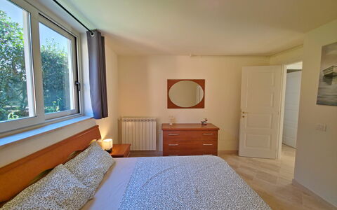 Appartamento Botrici: Bed, Meubilair, Interieur Ontwerp, Slaapkamer, Hout, Flooring, Verdieping, Plafond, Kamer, Laken