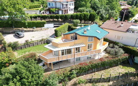 Appartamento Botrici: Gebouw, Woongebied, Huis, Huis, Dak, Struik, Menselijke Nederzetting, Verblijf, Landgoed, Balkon