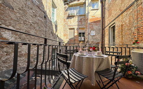 Casa Elena 13: Bloempot, Steen, Kamerplant, Balkon, Stoel, Metselwerk, Leuning, Buitentafel, Baluster, Buitenmeubels