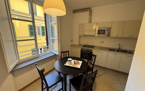 Casa Elena 13: Flooring, Verdieping, Interieur Ontwerp, Kamer, Plafond, Appartement, Keuken En Eettafel, Stoel, Beits, Houten Vloer