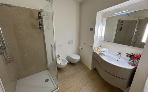 Casa Elena 13: Flooring, Loodgieterswerkinrichting, Badkamer, Verdieping, Interieur Ontwerp, Wastafel In De Badkamer, Wastafel, Loodgieter, Kraan, Kamer