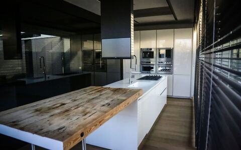 Villa Bilor Luxe: Interieur Ontwerp, Flooring, Meubilair, Keuken, Countertop, Hout, Verdieping, Plafond, Cabinetry, Verlichting