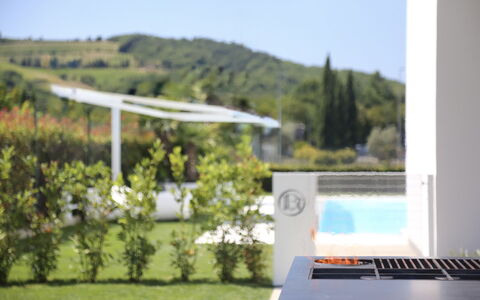 Villa Bilor Luxe: Tuin, Schaduw, Vrije Tijd, Gazon, Landscaping, Werf, Buitenmeubels, Haag, Backyard, Villa