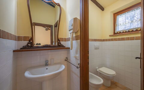 Il Giuncheto, Pool, Amazing View, Umbrian Countrys: Loodgieterswerkinrichting, Hout, Interieur Ontwerp, Badkamer, Flooring, Verdieping, Wastafel In De Badkamer, Loodgieter, Kraan, Kamer