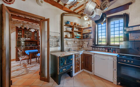 Il Giuncheto, Pool, Amazing View, Umbrian Countrys: Keuken, Interieur Ontwerp, Hout, Meubilair, Flooring, Cabinetry, Plafond, Kamer, Countertop, Verlichting