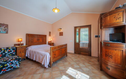 Il Giuncheto, Pool, Amazing View, Umbrian Countrys: Meubilair, Interieur Ontwerp, Flooring, Verdieping, Plafond, Hout, Bed, Slaapkamer, Cabinetry, Kamer