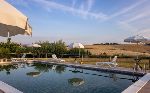 Il Giuncheto Apartments, Pool, Umbrian Countryside: Zwembad, Buitenmeubels, Ligstoel, Paraplu