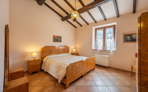 Il Giuncheto Apartments, Pool, Umbrian Countryside: Bed, Meubilair, Slaapkamer, Interieur Ontwerp, Muur, Laken, Bedding, Hout, Plafond, Kamer