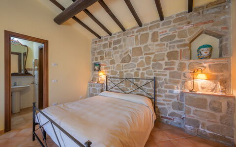 Il Giuncheto Apartments, Pool, Umbrian Countryside: Meubilair, Interieur Ontwerp, Muur, Flooring, Plafond, Verdieping, Verlichting, Kamer, Bed, Slaapkamer