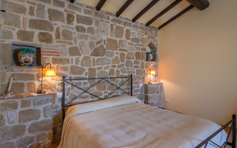 Il Giuncheto Apartments, Pool, Umbrian Countryside: Meubilair, Muur, Interieur Ontwerp, Bed, Slaapkamer, Plafond, Verdieping, Flooring, Verlichting, Kamer